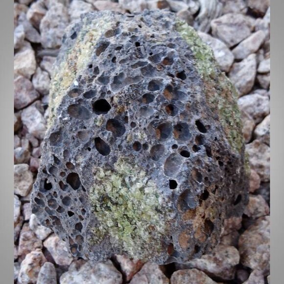 PERIDOT in basalt crystal rock stone gemstone AUGUST birthstone 05 - Picture 3 of 7